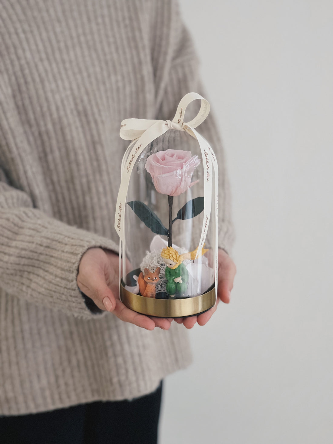 粉色永生玫瑰花置於玻璃盅罩內,小王子和狐狸裝飾。
