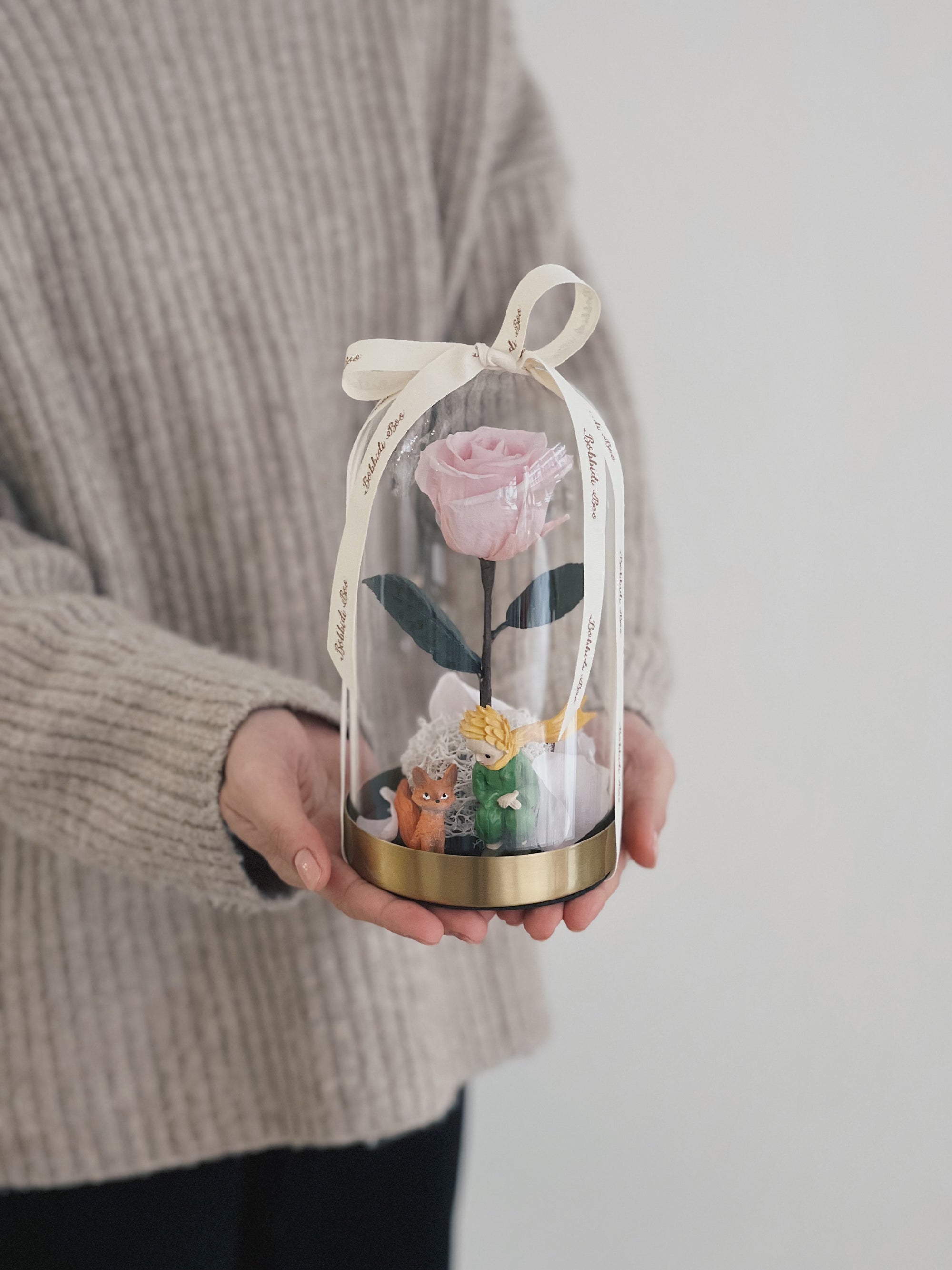 粉色永生玫瑰花置於玻璃盅罩內,小王子和狐狸裝飾。