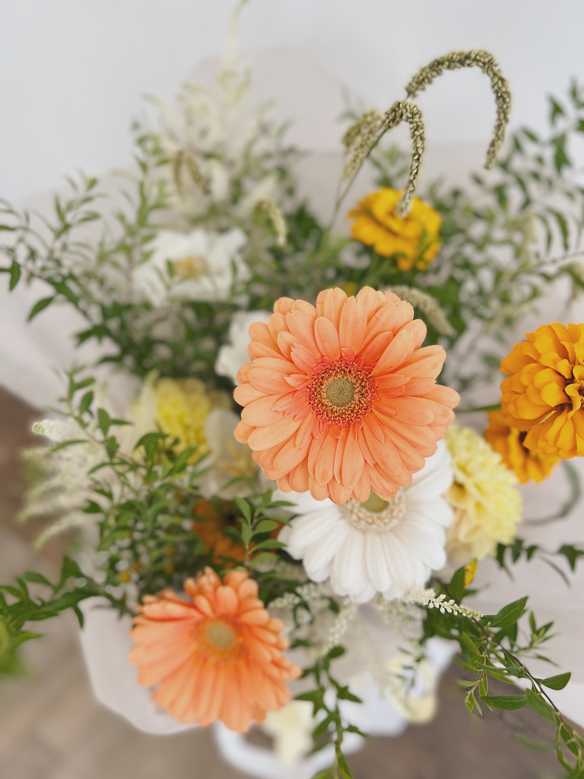 鮮花花束，包含橙色、白色及黃色鮮花。