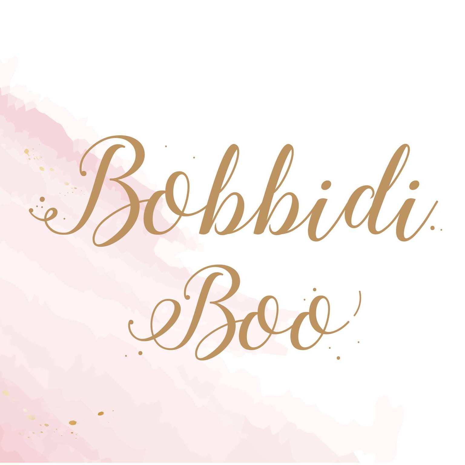 金色飄逸文字 "Bobbidi Boo" 在粉色漸層背景上。