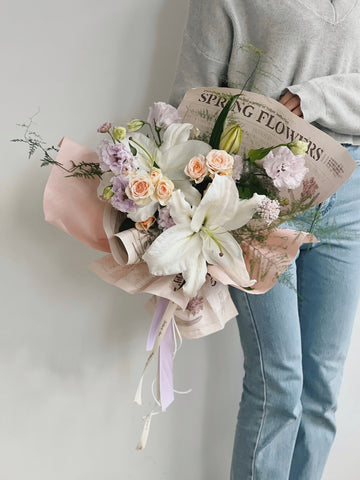 手持百年好合百合花花束，粉色包裝。