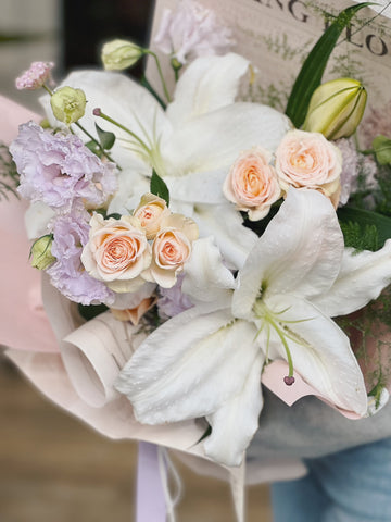 粉色包裝的百合花花束。